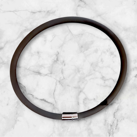 Sort chokerkjede i gummi med magnetlås