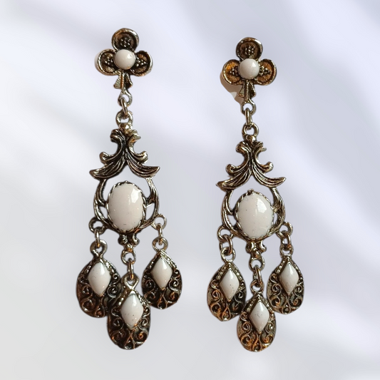 Viktoriansk-inspirerte hvite øredobber