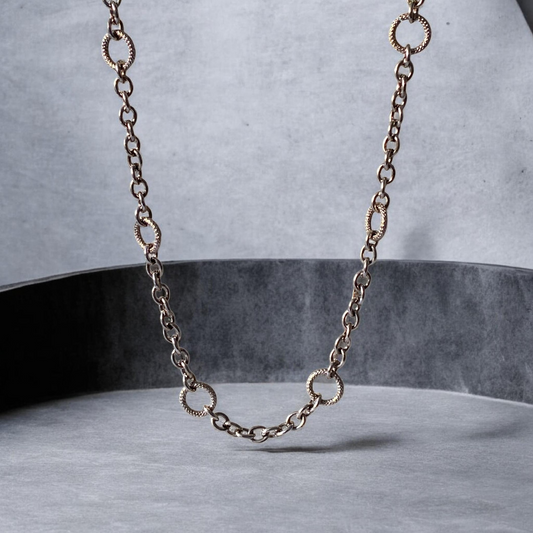 Langt sølvfarget kjede med sirkeldetaljer