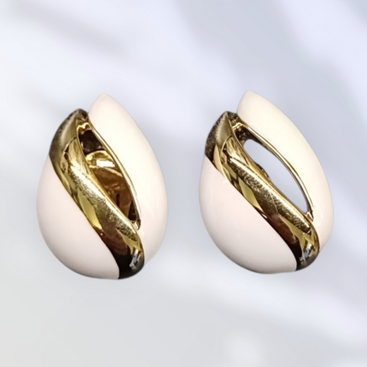 Hvite klipsøredobber med emalje og gullfarget detalj