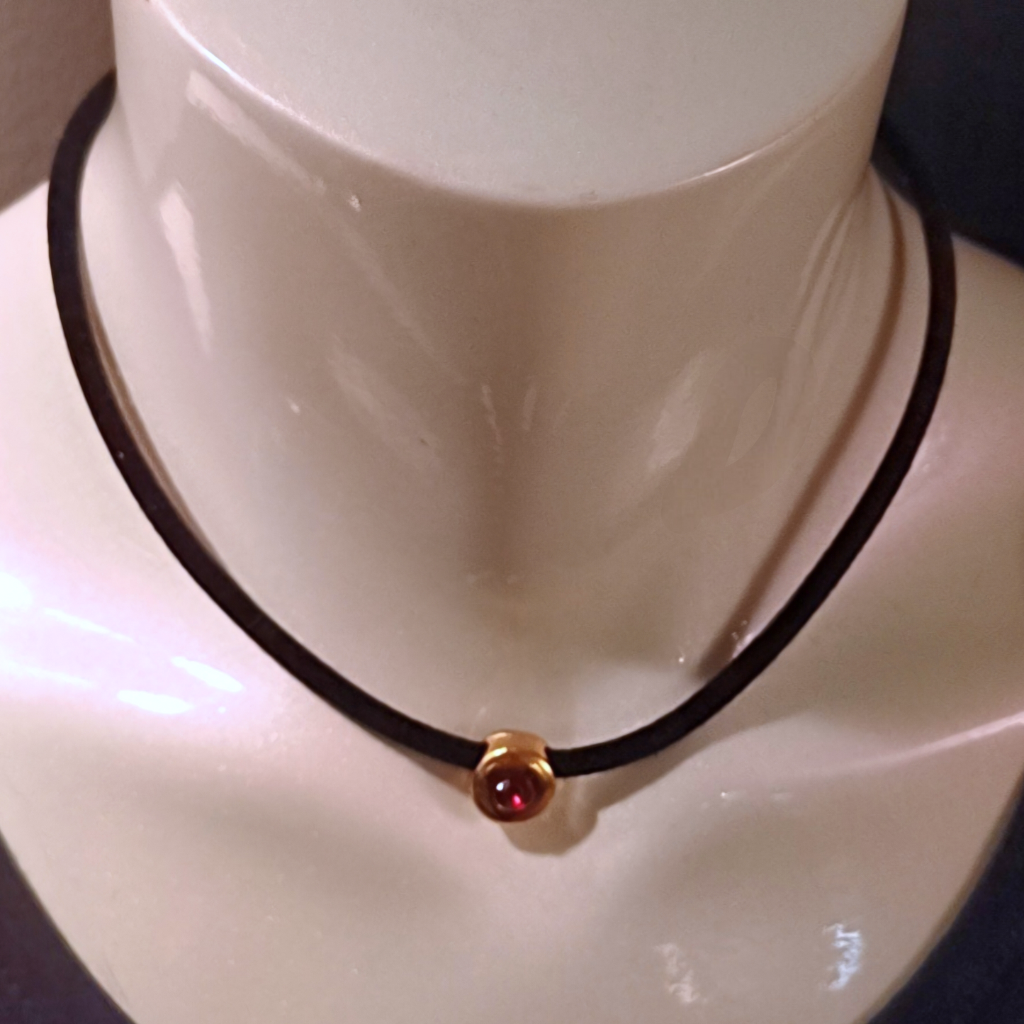 Elegant fløyelschoker med dekorativ rød sten