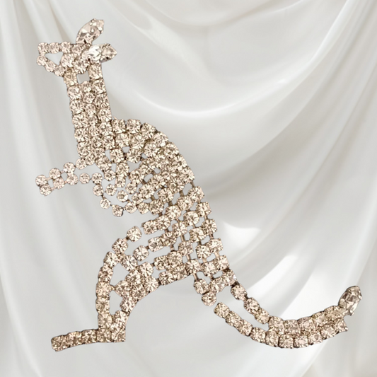 Glitrende kenguru-brosje i strass