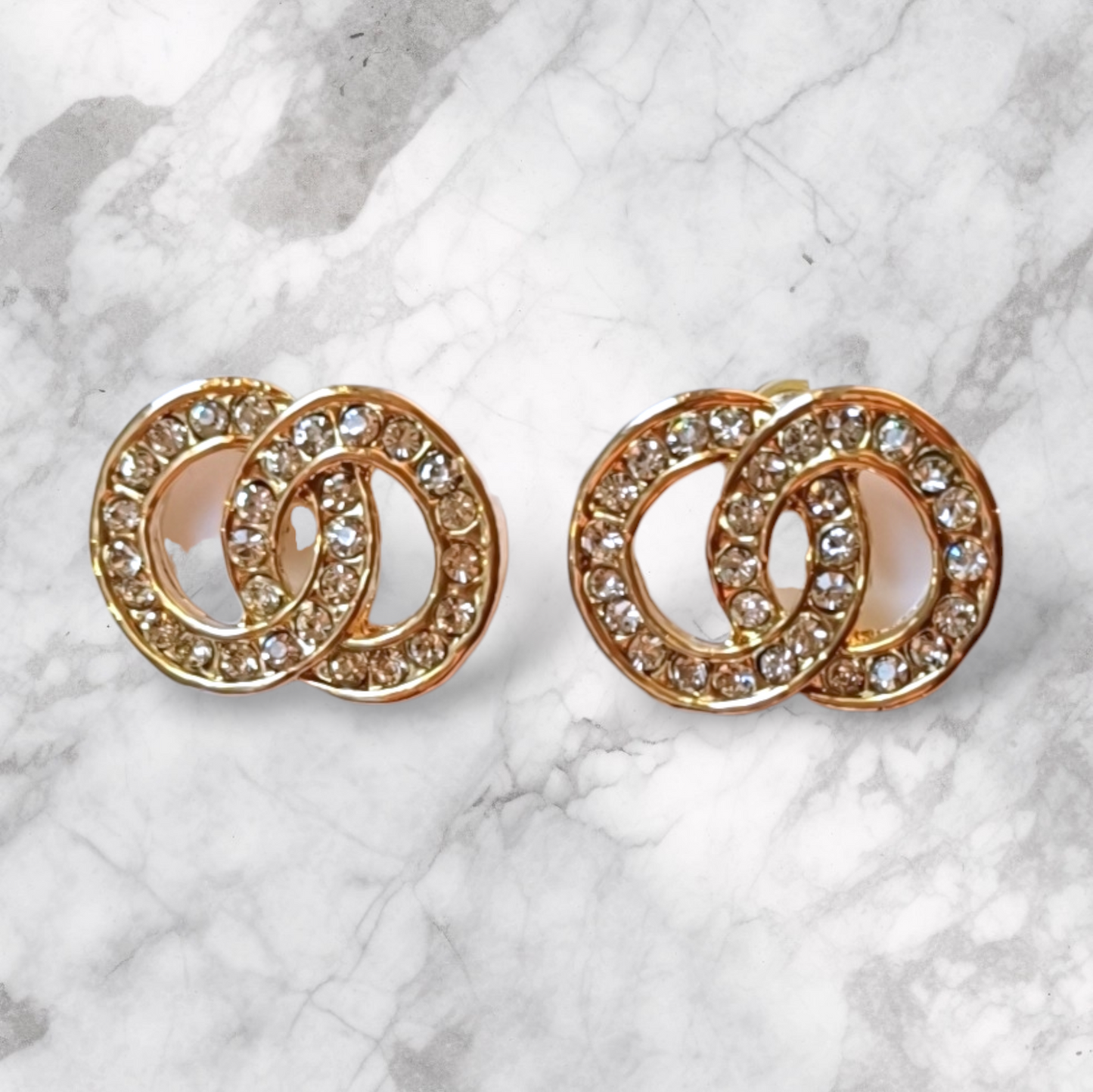 Gullfargede øredobber med doble sirkler og klare krystaller