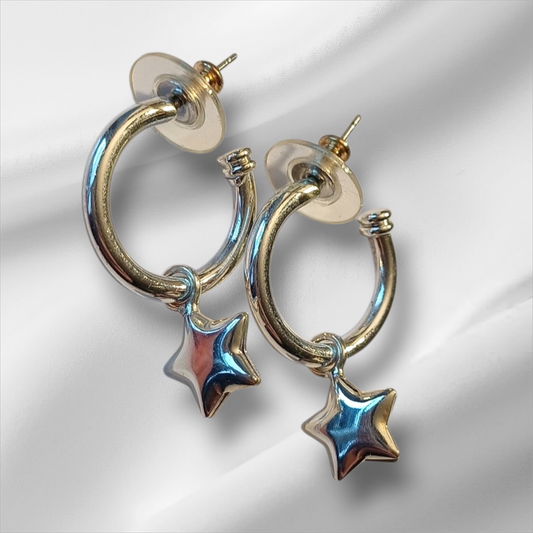 Øredobber i sølvfarget metall med stjerneanheng