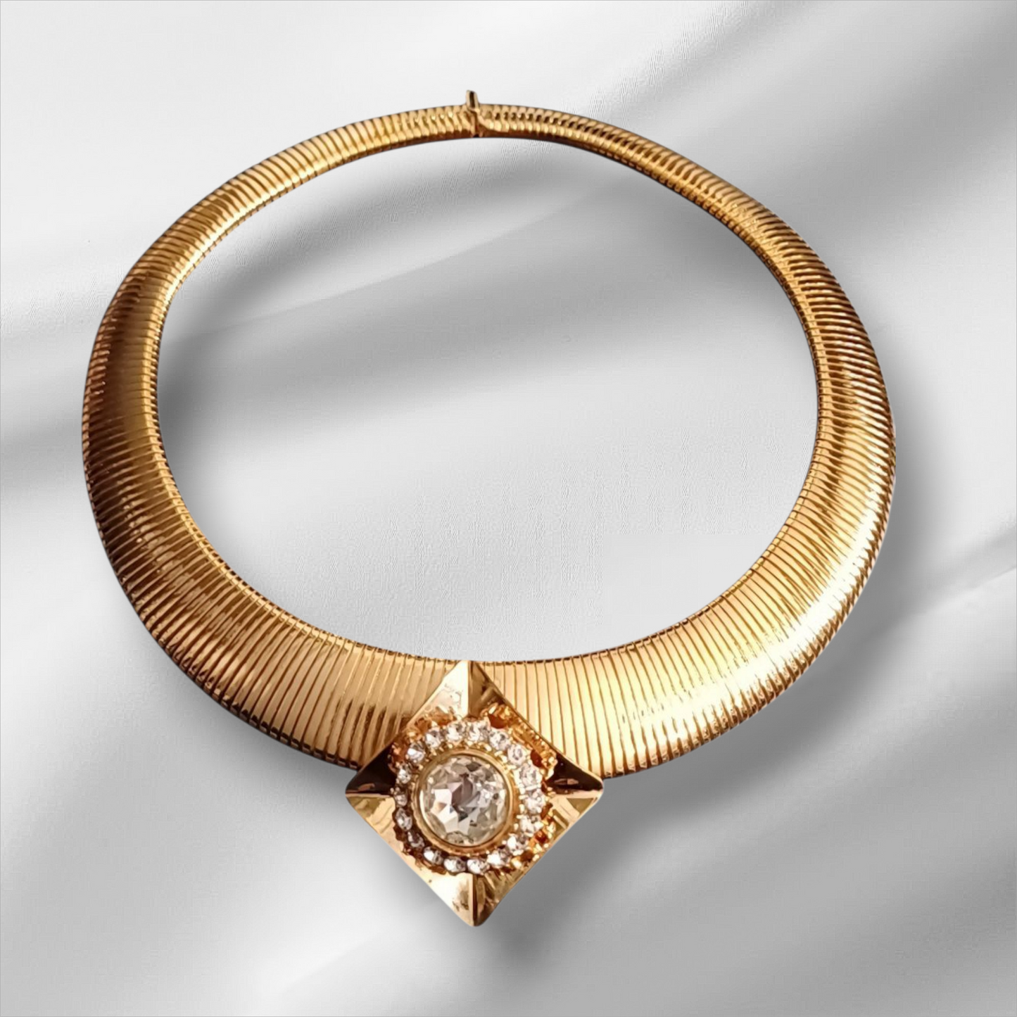 Kleopatra-choker – Gullfarget halsring med juveldetalj