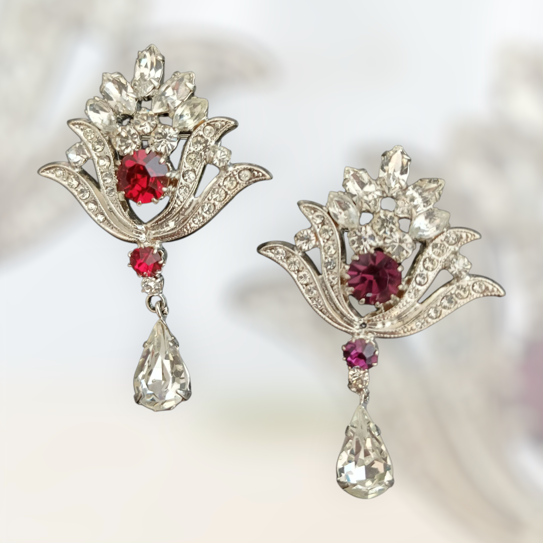 Sølvfarget brosje med krystaller og dråpeanheng (Flere farger)